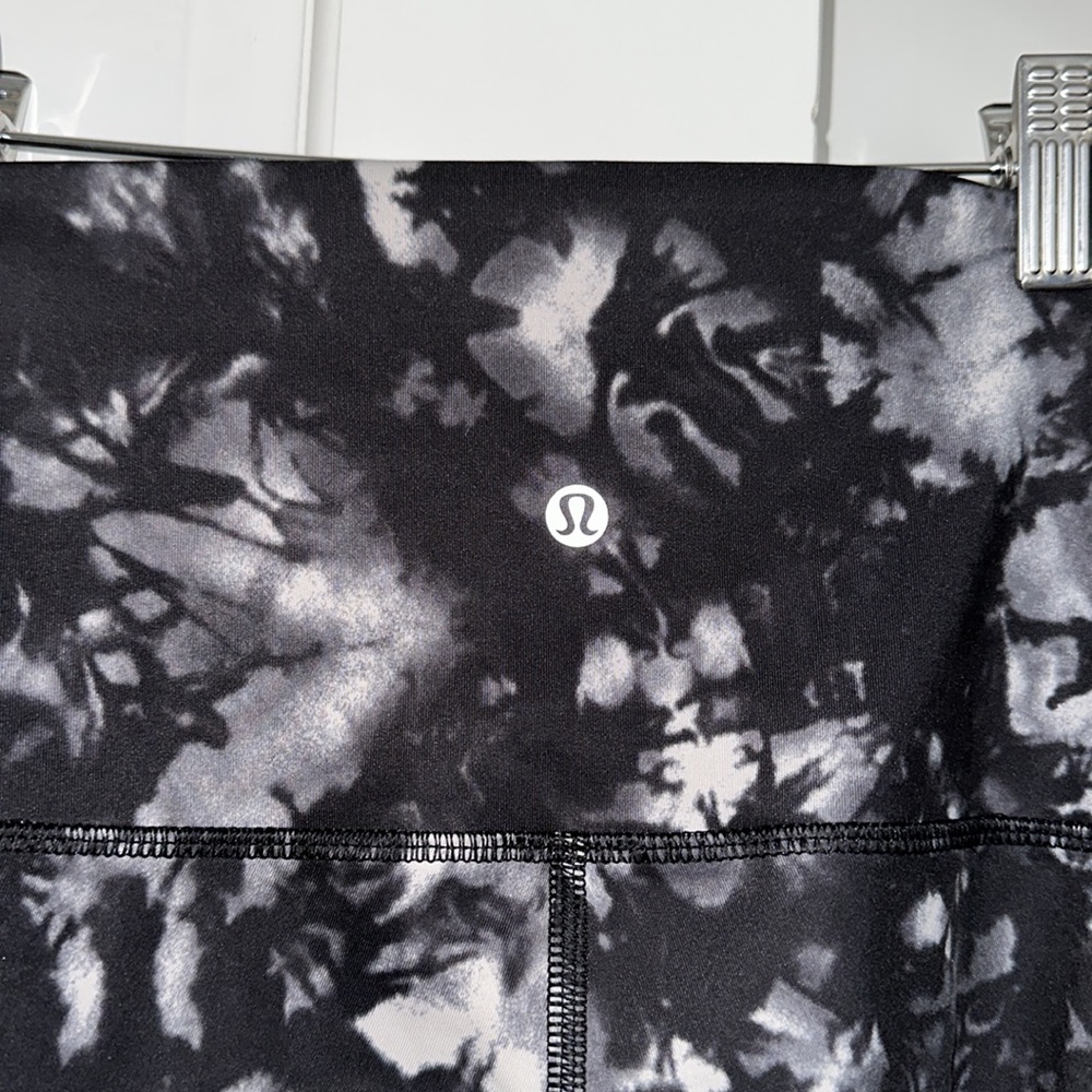 Lululemon Wunder Under Crop (Hi-Rise) Dusk Tie Dye size 6 - Picture 6 of 7